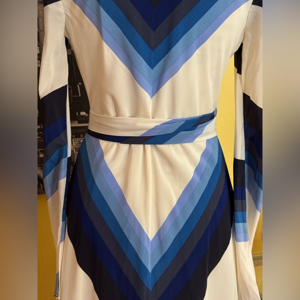 Diane von Furstenberg (DVF) 100% Silk Chevron Wrap Dress - Picture 6 of 8